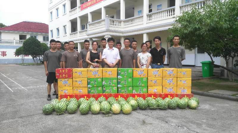 連續(xù)擁軍18年，情系軍營譜寫軍民魚水情.jpg